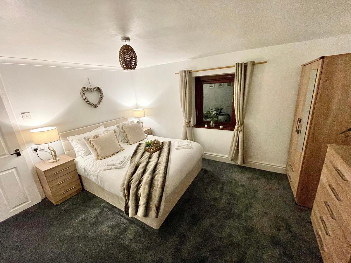 Traditional Cosy Pet Friendly Cottage By The Canal With Cymru Holidays Cwmbran Exterior photo