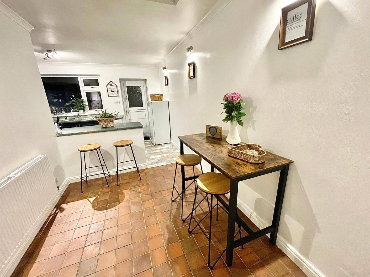 Traditional Cosy Pet Friendly Cottage By The Canal With Cymru Holidays Cwmbran Exterior photo
